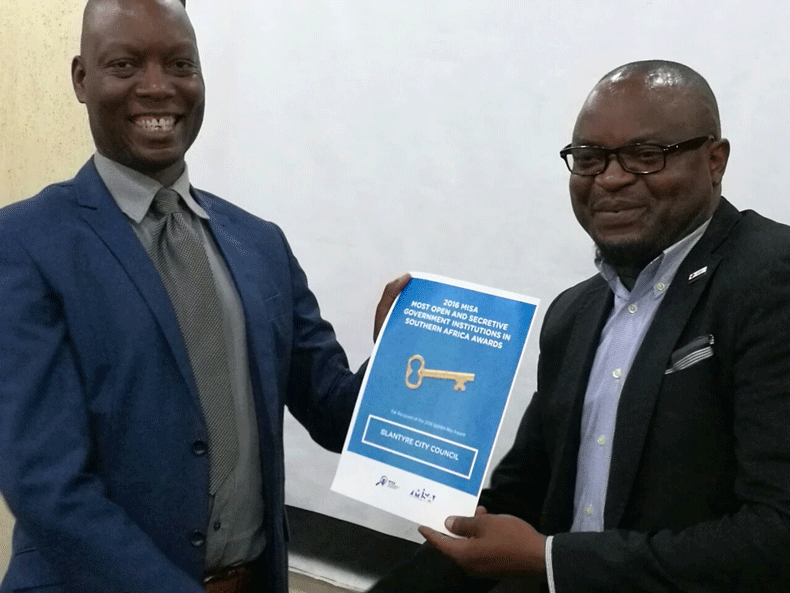 kasunda-receiving-an-award-from-misa-chairman-khanje